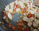 Foto del paso 4 de la receta: Pollo con tomate