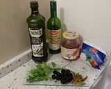 Foto del paso 1 de la receta: Mozzarella aliñada con finas hierbas y aceitunas negras