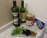 Foto del paso 1 de la receta: Mozzarella aliñada con finas hierbas y aceitunas negras