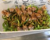 Une image de l'étape 5 de Saucisses aux poivrons verts et épices créoles.