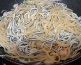 Foto del paso 5 de la receta: Espaguetis con gulas y gambas