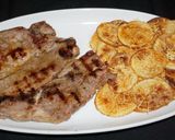 Foto del paso 5 de la receta: Chuletas de cerdo vetadas asadas a la plancha y chips de papas a la parmesana