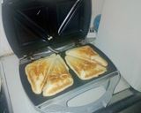 A picture of step 4 of Sandwich toaster mini cakes.