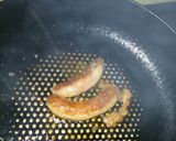 Une image de l'étape 1 de Roules de pain de mie au fromage et merguez.