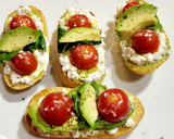 Foto del paso 6 de la receta: Tostas con queso cottage, tomatitos cherry, guacamole y más