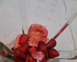 Foto langkah ke 2 dari resep Jus Stroberi & Jambu Biji Merah.