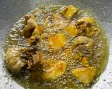 Gambar langkah 2 resipi Ayam Goreng Kunyit Bersayur.