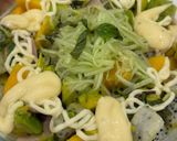 Hình bước làm 3 của món Cơm nhà với nạc lưng heo xào sả cốt dừa, salad hoa quả nhiệt đới, canh củ cải tôm khô nấm kim châm