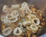 Foto del paso 3 de la receta: Albóndigas estofadas con calamarcitos y setas variadas
