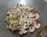 Foto langkah ke 2 dari resep Udang goreng mentega.