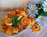 Gyors sajtos, sonkás mini kiflik és csigák recept fázis 7 fotója