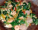 Foto langkah ke 5 dari resep Tumis Sawi Hijau Telur.