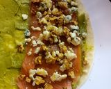 Foto del paso 4 de la receta: Wrap de Salmón con Guacamole, Queso Azul, Nueces y Miel