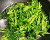Hình bước làm 2 của món Cải Bó Xôi Xào Tỏi