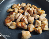 Foto del paso 4 de la receta: Pechuga de pavo con salsa de naranja, dátiles y almendras