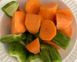 Hình bước làm 4 của món Canh sườn non hầm hủ qua, cà rốt, táo đỏ và cà chua