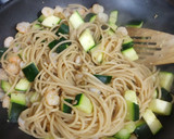 Foto del paso 2 de la receta: Spaghetti con calabacín y gamba