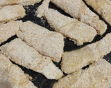 Foto del paso 3 de la receta: Merluza rebozada con papas fritas 2 versiones todo al horno