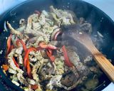 Foto del paso 4 de la receta: Fideos integrales con salteado de cerdo, verduras y queso cremoso