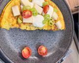 Tejfölös-tonhalas omlett sajttal recept fázis 3 fotója