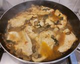 Foto del passaggio 3 della ricetta Pollo in umido, con funghi, pomodorini e curcuma