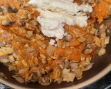 Foto del paso 2 de la receta: Boniatos asados rellenos de setas y pollo
