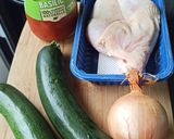 Une image de l'étape 1 de Cuisses de poulet au four sauce tomates et courgettes.
