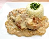 Szűzpecsenye tejszínes hagymamártásban recept fázis 6 fotója