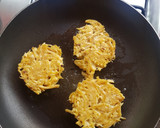 Foto del paso 3 de la receta: Tortitas de pollo en salsa verde