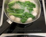 รูปขั้นตอนการทำที่ 4 ของ ก๋วยเตี๋ยวเส้นเล็กลูกชิ้นปลา
