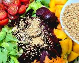 Foto del paso 2 de la receta: Ensalada de la huerta: hojas verdes, remolacha y melocotón natural con queso de cabra caramelizado
