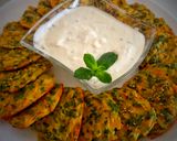 صورة لخطوة 5 من وصفة أقراص العجة بالخضار والفلفل الحار والكراث بالفرن 🌶🌶🥕🥔🥚🥚