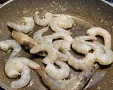 Foto del paso 5 de la receta Plumas con langostinos, almejas y verduritas