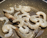 Foto del paso 5 de la receta: Plumas con langostinos, almejas y verduritas