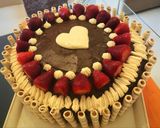 Foto del paso 9 de la receta: Torta cumpleaños súper fácil de chocolate, frutillas y chantillí