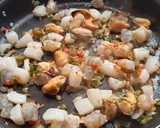 Foto del paso 6 de la receta: Arroz negro con mariscos