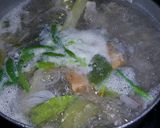 Foto langkah ke 3 dari resep Sup Tuna Kemangi Kuah Asam Segar.