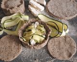 Foto del passaggio 4 della ricetta Mini quiche di grano saraceno e salvia con zucchine e feta