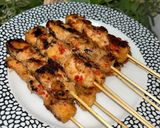 Foto langkah ke 5 dari resep Sate ayam bumbu merah.