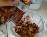 Foto langkah ke 2 dari resep Es Susu Choco Chips.