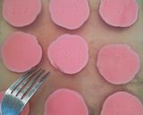 Foto langkah ke 3 dari resep Puding mawar.