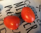 Une image de l'étape 1 de Salade de tomates bicolores à la burrata di buffala et persil haché.