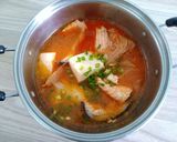 Hình bước làm 4 của món Canh kim chi cá hồi