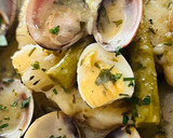 Foto del paso 5 de la receta: Rape con almejas en salsa verde 🍀 🥃 🧄 🪺 🍀 🎁