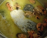 Foto del paso 5 de la receta: Salmón con mejillones en salsa y pimientos de Padrón fritos