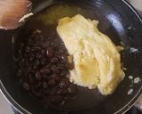 Foto del paso 2 de la receta: Huevo revuelto con frijoles y salsa