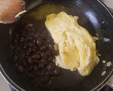 Foto del paso 2 de la receta: Huevo revuelto con frijoles y salsa