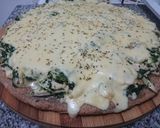 Foto del paso 5 de la receta: Pizza integral de pollo y espinaca 🍕