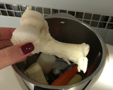 Foto del paso 1 de la receta: Caldo de pollo thermomix