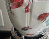 Foto del paso 1 de la receta: Helado suave de fresa y kéfir